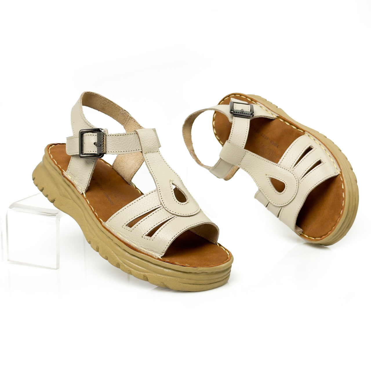 سابوه حريمي جلد طبيعي لون بيج بخياطة هاند ميد ونعل طبي مريح مع كعب 2 سم